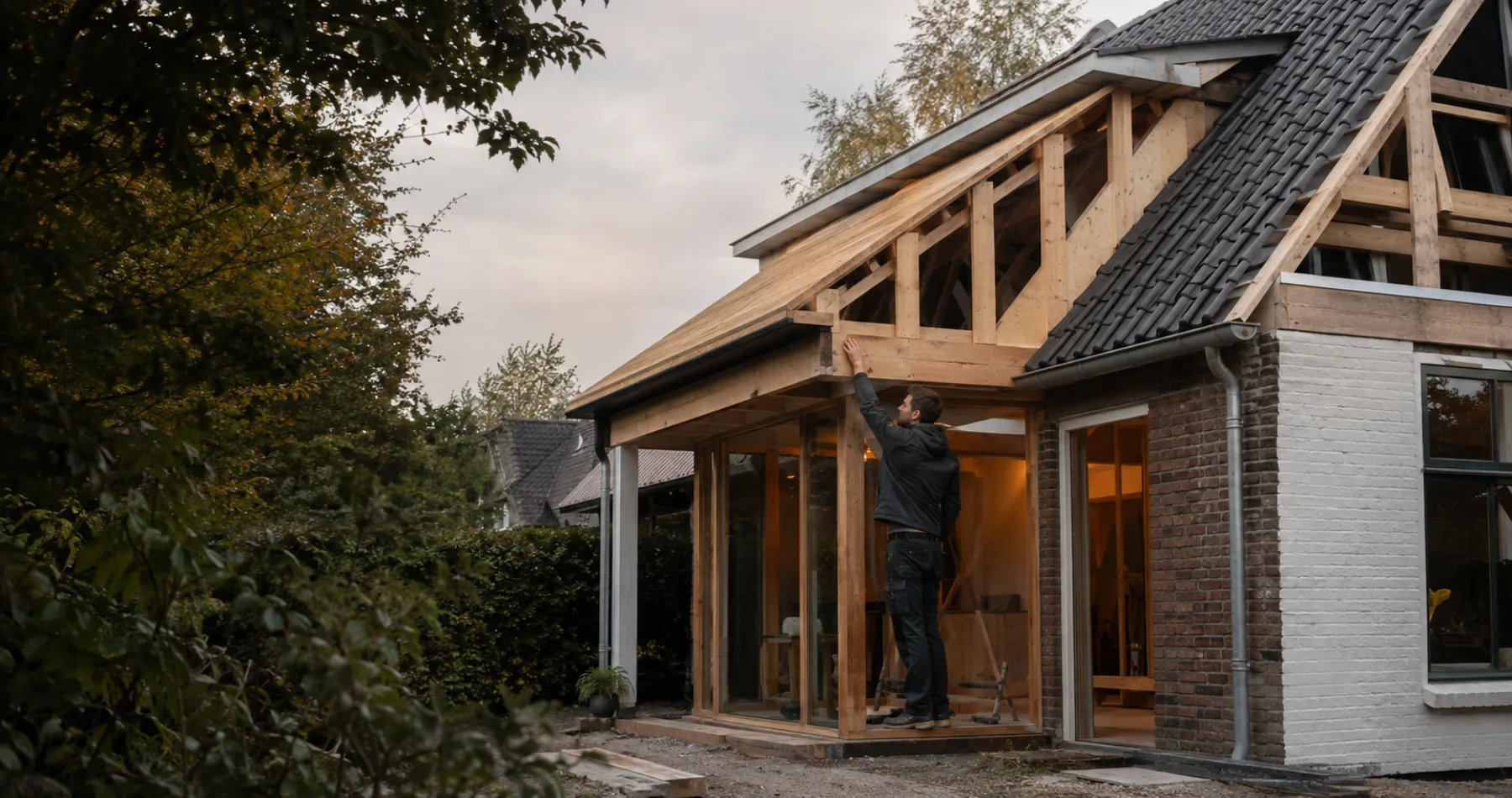 Houten aanbouw die aansluit op een bestaand pannendak